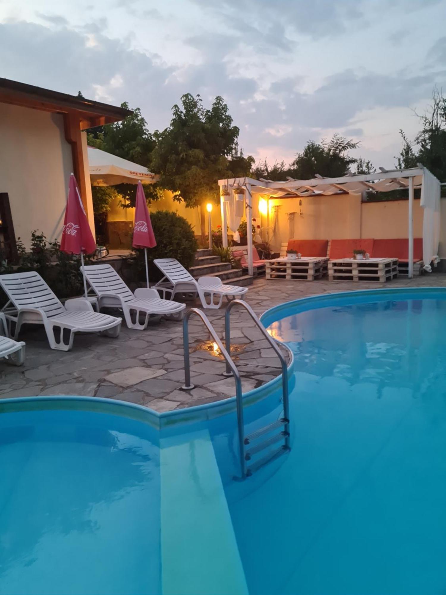 Family Hotel Komhotel Berkovitsa Extérieur photo