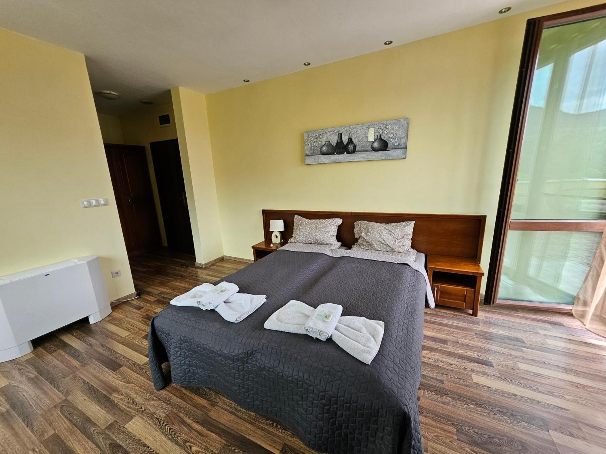 Family Hotel Komhotel Berkovitsa Extérieur photo