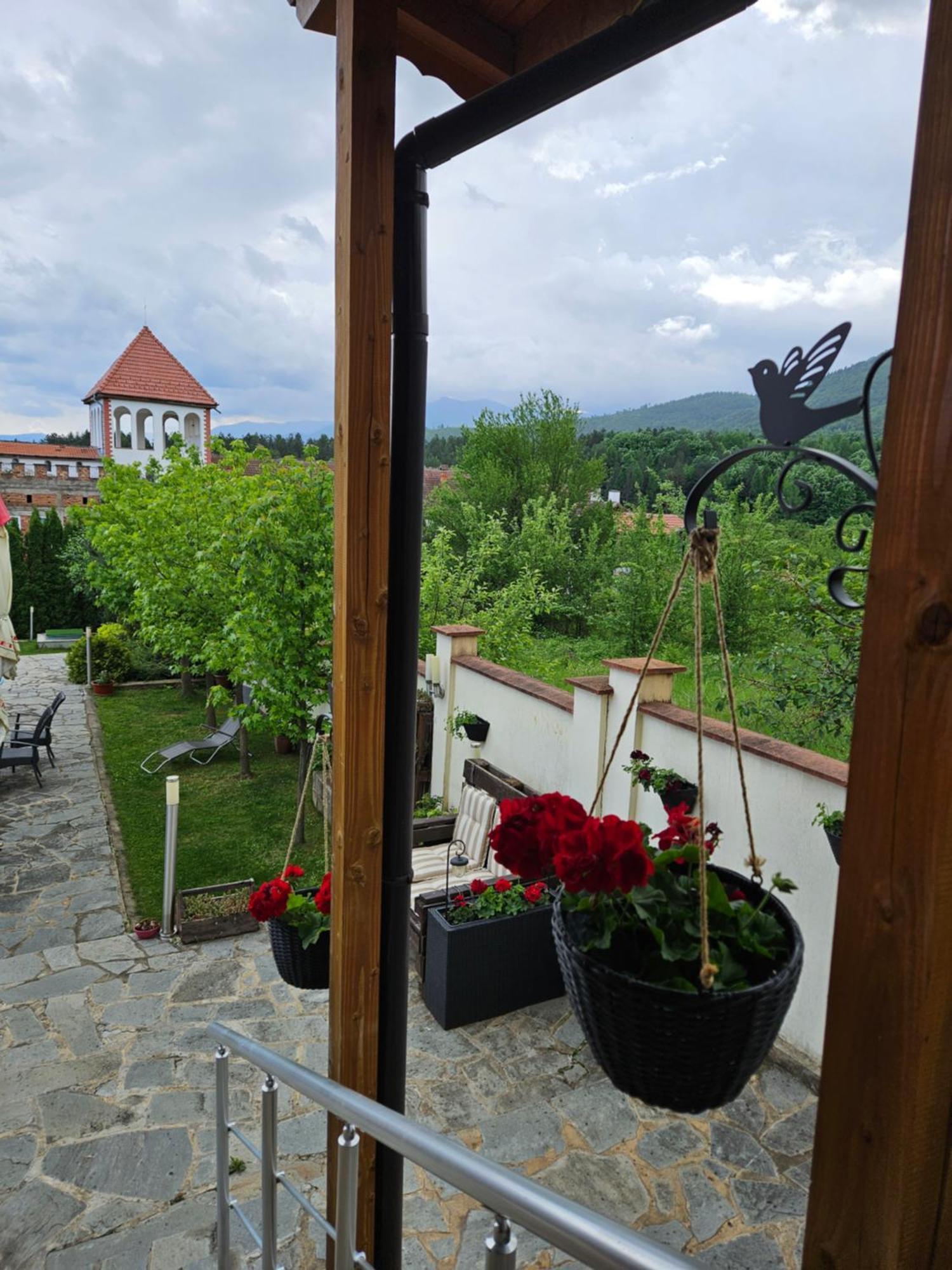 Family Hotel Komhotel Berkovitsa Extérieur photo