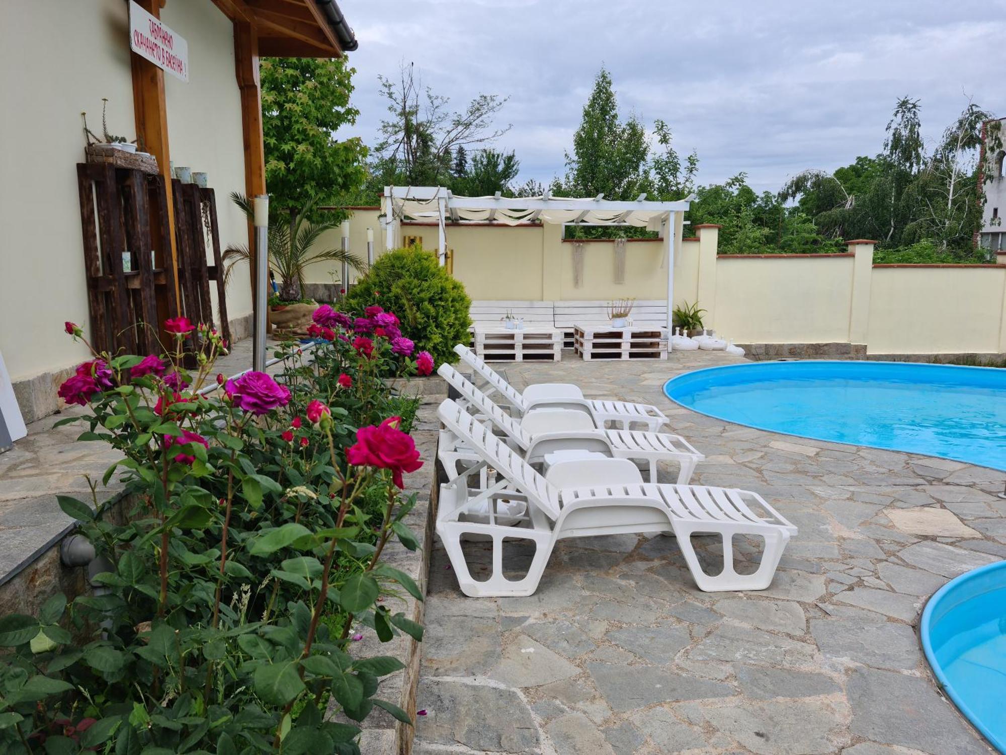 Family Hotel Komhotel Berkovitsa Extérieur photo