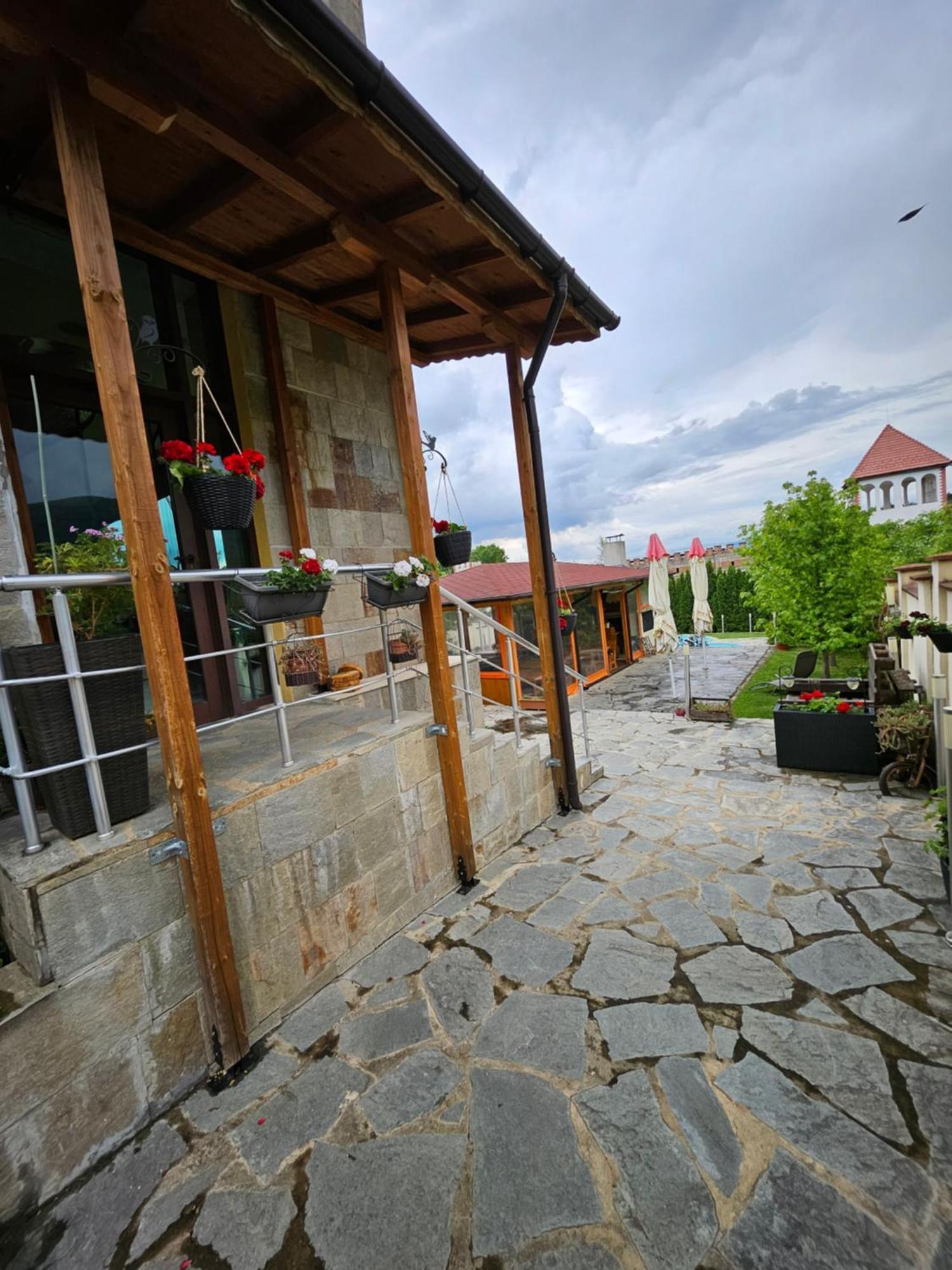 Family Hotel Komhotel Berkovitsa Extérieur photo