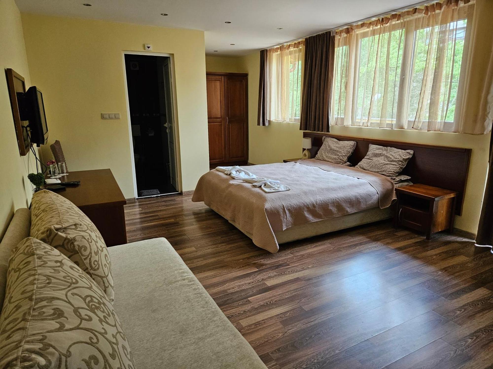 Family Hotel Komhotel Berkovitsa Extérieur photo