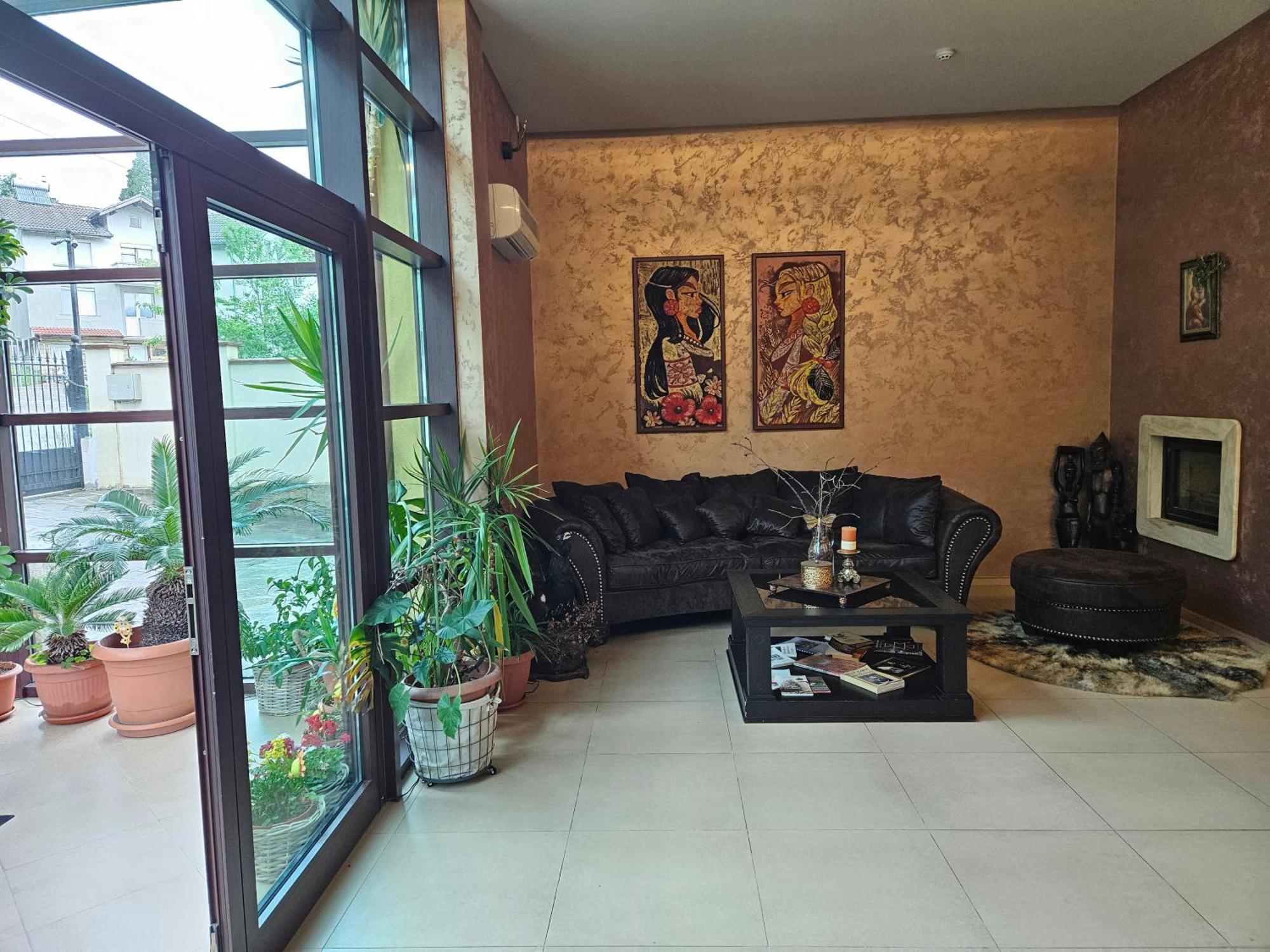 Family Hotel Komhotel Berkovitsa Extérieur photo