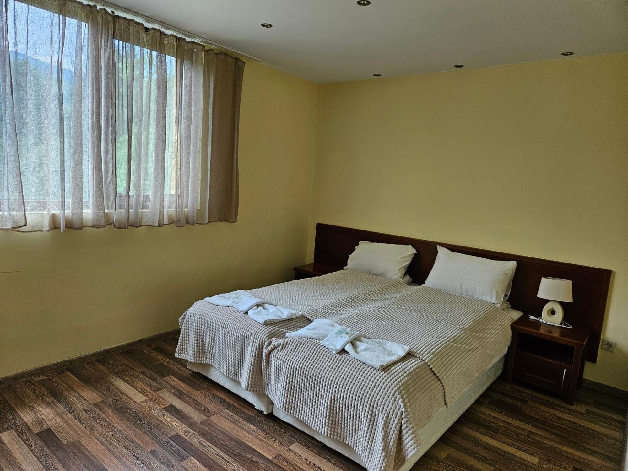 Family Hotel Komhotel Berkovitsa Extérieur photo