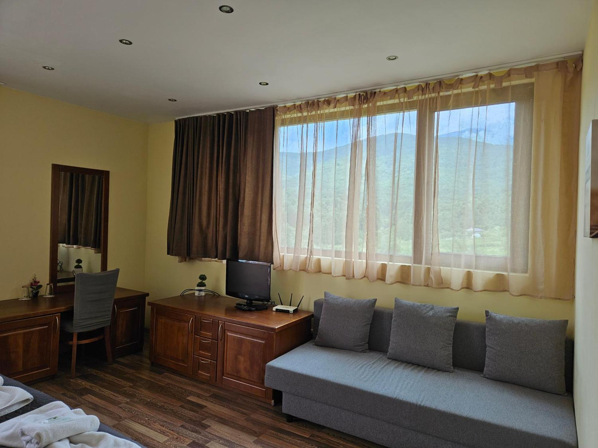 Family Hotel Komhotel Berkovitsa Extérieur photo