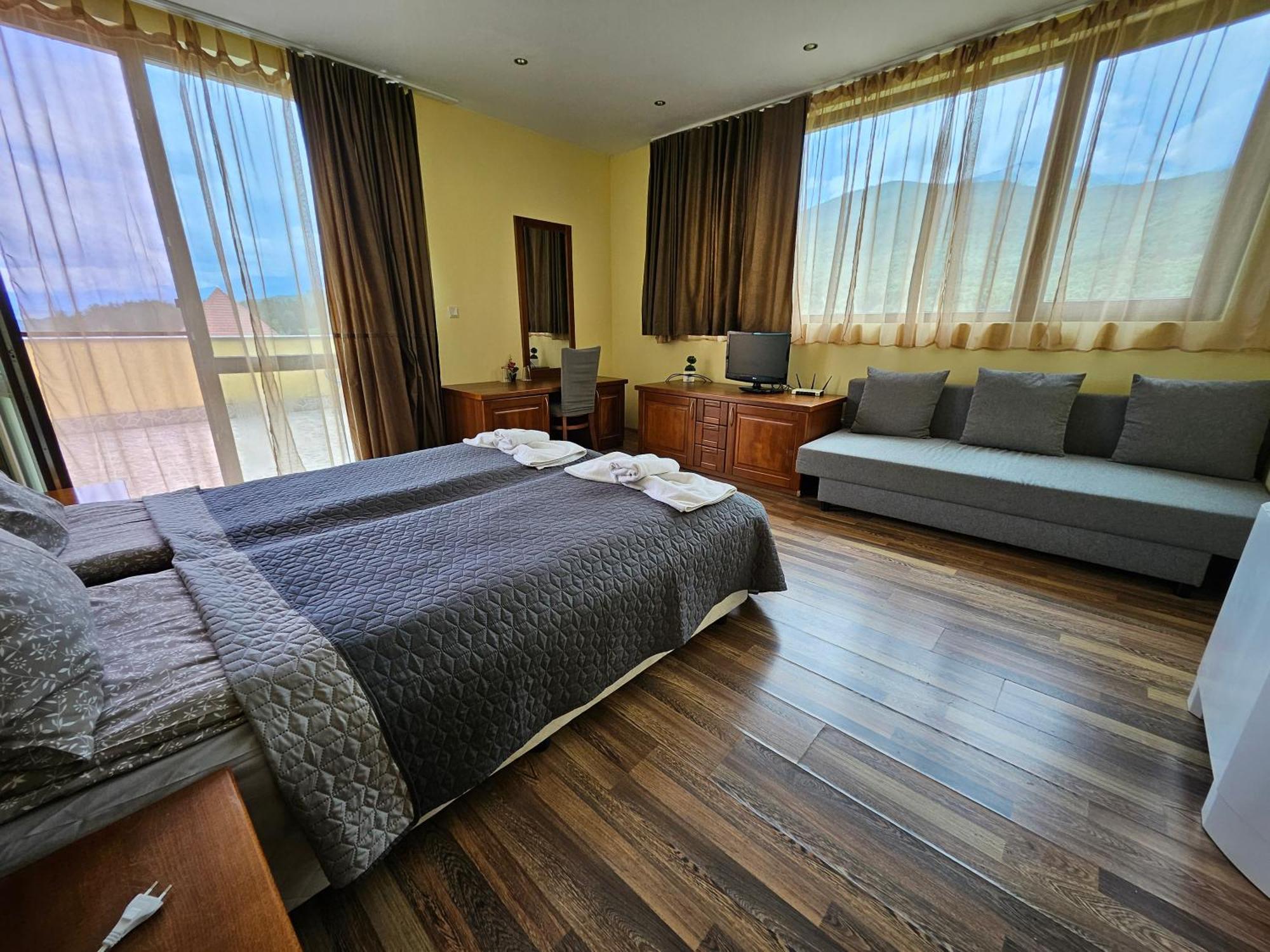 Family Hotel Komhotel Berkovitsa Extérieur photo