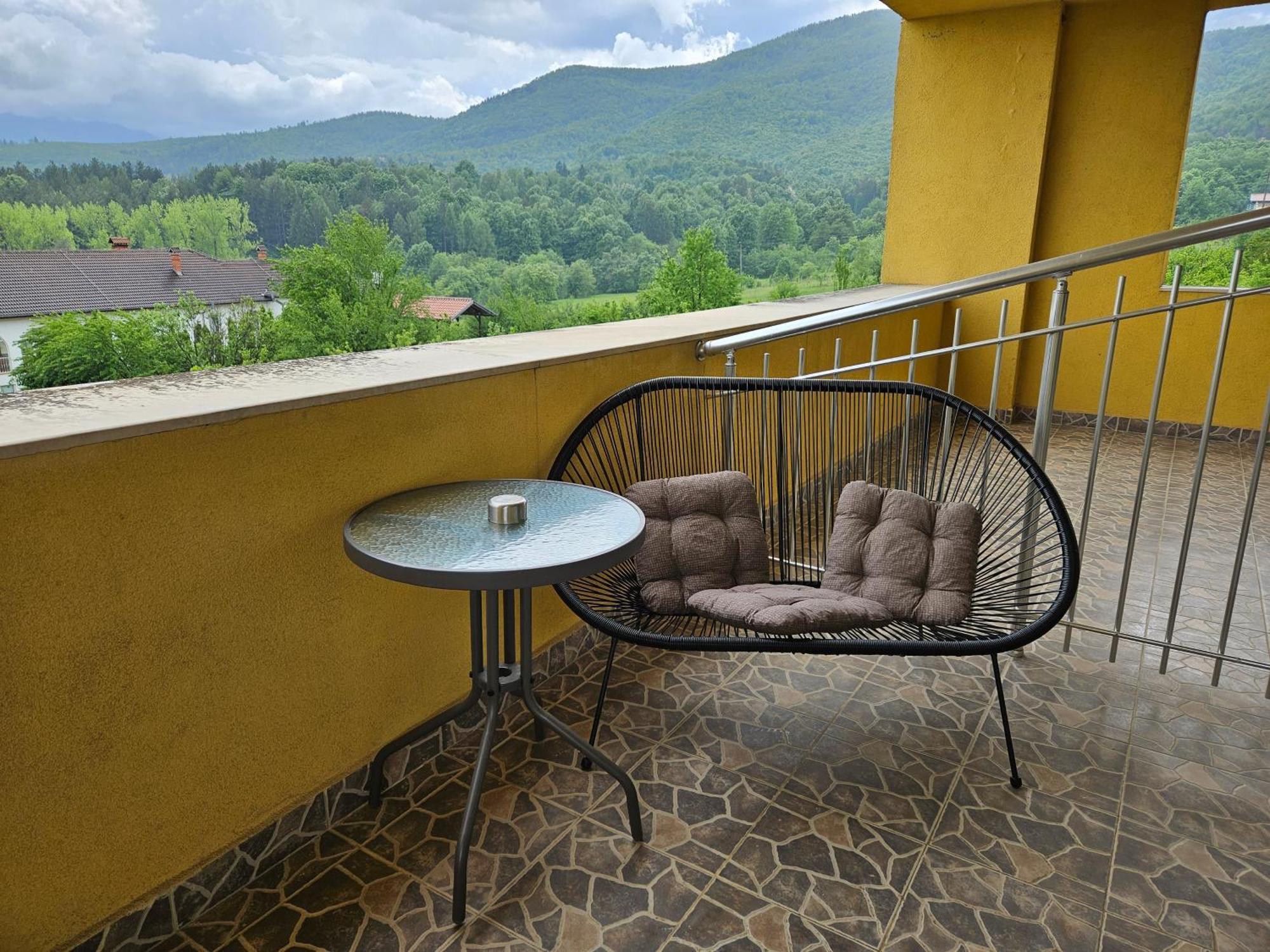 Family Hotel Komhotel Berkovitsa Extérieur photo