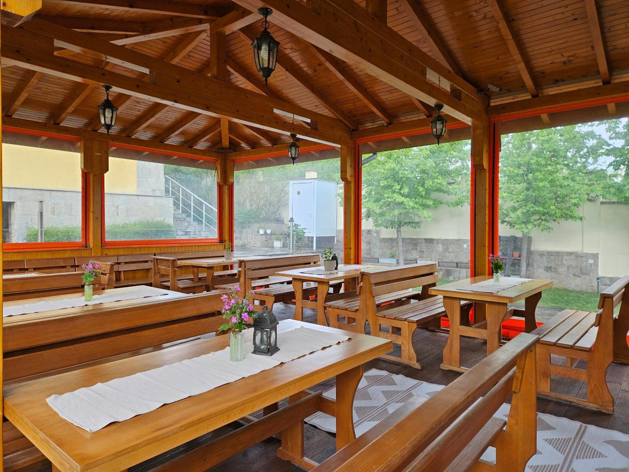 Family Hotel Komhotel Berkovitsa Extérieur photo