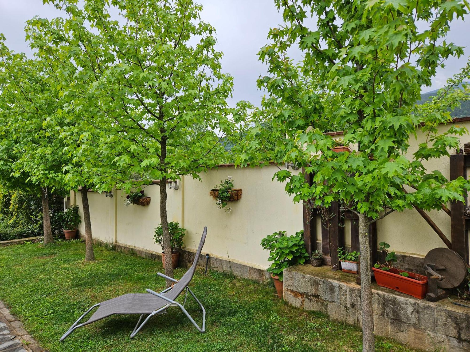 Family Hotel Komhotel Berkovitsa Extérieur photo