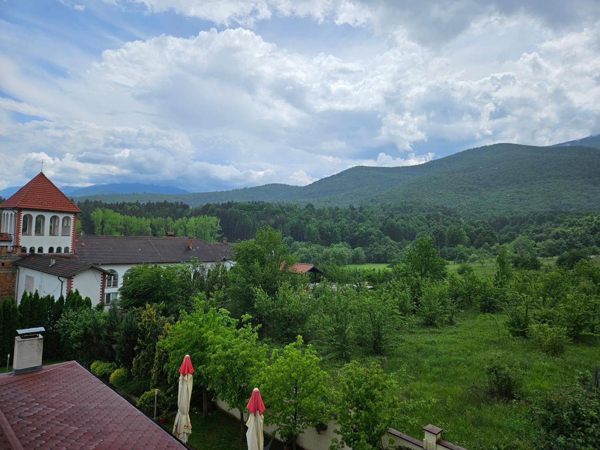 Family Hotel Komhotel Berkovitsa Extérieur photo