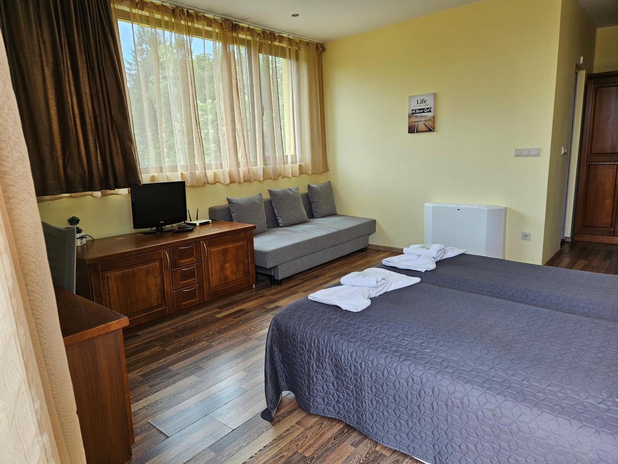 Family Hotel Komhotel Berkovitsa Extérieur photo