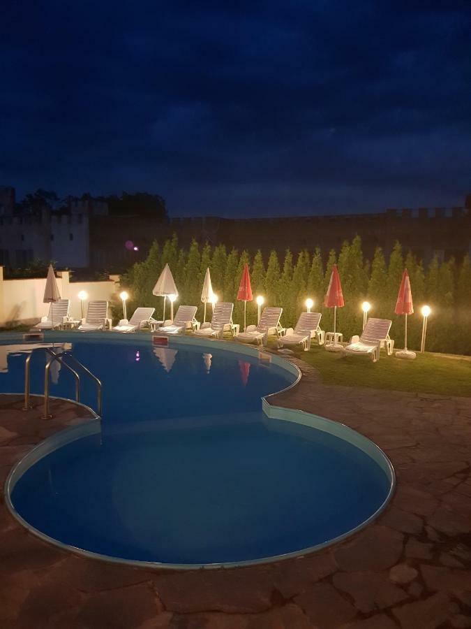 Family Hotel Komhotel Berkovitsa Extérieur photo